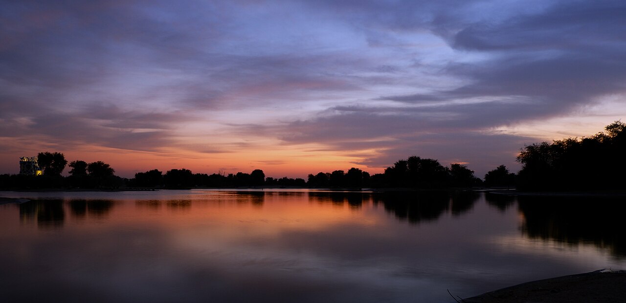 Lakeside desert trail at Al Qudra